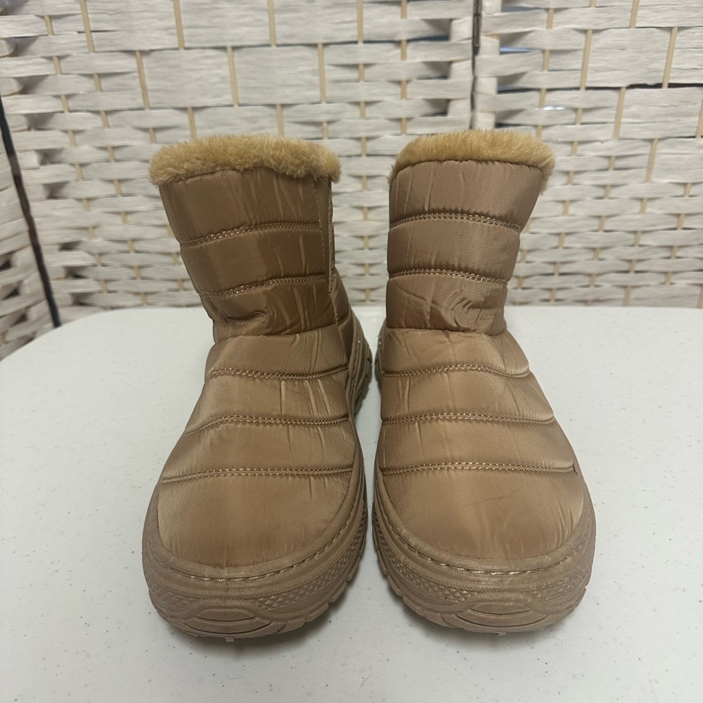 Avalanche slip on cold weather boots size 8.5 tan like new condition